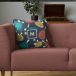 Cojín Decorativo Patrón de raquetas padel con inicial<br><div class="desc">Esta almohada de tiro está lista para ser personalizada con tu elección inicial y cuenta con un patrón de raquetas de tenis de padel y bolas en tonos de terracota,  oro,  verde azulado,  amarillo y crema con un fondo azul marino.</div>