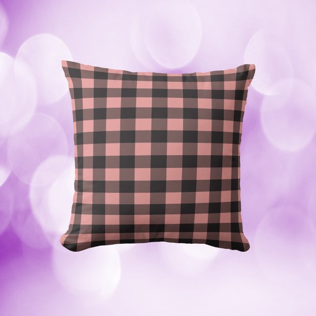 Cojín Decorativo Patrón de relleno de búfalo rosa y negro (A pretty throw pillow with a pink and black buffalo plaid pattern)