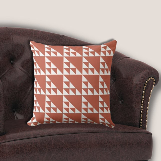 Cojín Decorativo Patrón de repetición de triángulo blanco y marrón  (Ethnic Brown & White Triangle Repeat Pattern Throw Pillow)