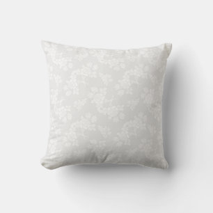 Cojín Decorativo Patrón de Rosas en Blanco sobre Gris Claro Calido