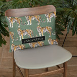 Cojín Decorativo Patrón de tigres de acuarela verde tropical con no<br><div class="desc">"Adúmbrense en la elegancia salvaje de la naturaleza con nuestro patrón de tigres de acuarela verde tropical. Cada elemento con este diseño cautivador encapsula el espíritu vibrante de la jungla, mezclando exuberante vegetación con la majestuosa presencia de tigres. Ya sea que esté decorando sus necesidades diarias o mejorando la decoración...</div>