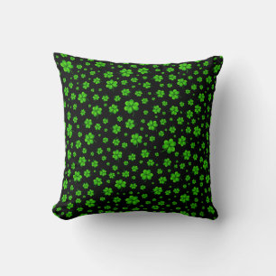 Cojín Decorativo Patrón de tréboles verdes sobre fondo negro