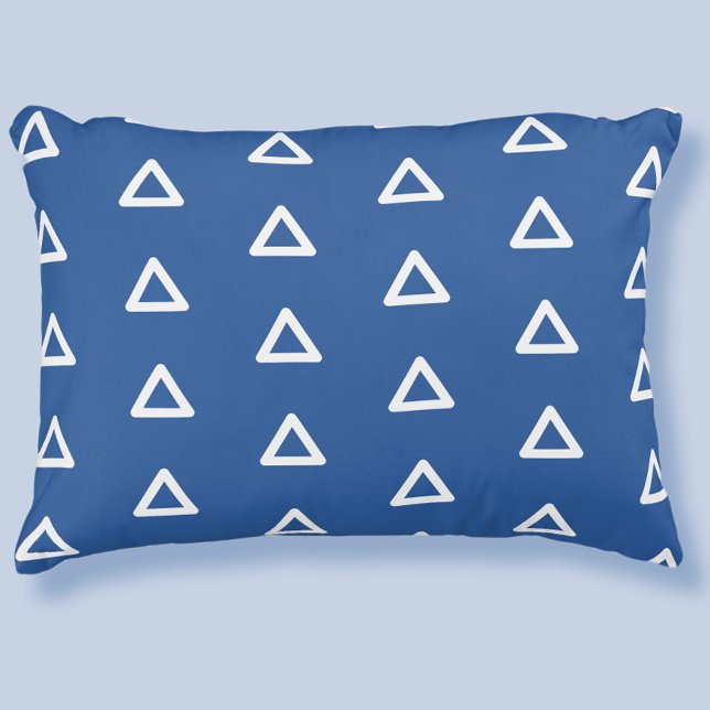 Cojín Decorativo Patrón de triángulo moderno elegante tendencia azu (Modern Triangle Pattern Elegant Trendy Royal Blue Accent Pillow)