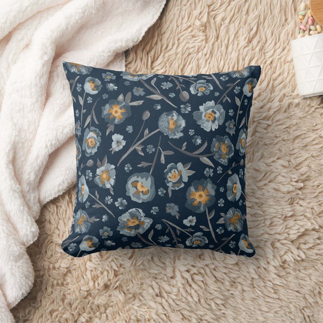 Cojín Decorativo Patrón floral azul de Poppies (Poppies Blue Floral Pattern Throw Pillow from Studio Posies. )