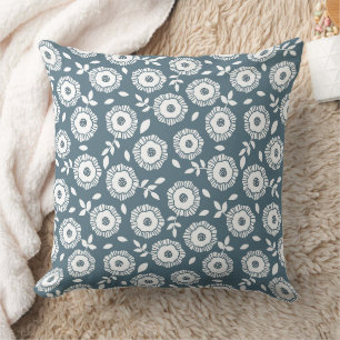 Cojín Decorativo Patrón floral blanco sobre fondo azul suave