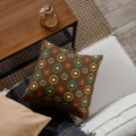 Cojín Decorativo Patrón geométrico de groovía de mediados del siglo<br><div class="desc">Colorida meca geométrica moderna de mediados de siglo con un fondo marrón. Diseño de almohadas Groovy retro.</div>