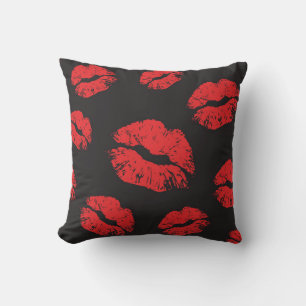 Cojín Decorativo patrón inmaculado rojo vintage sobre fondo negro. 