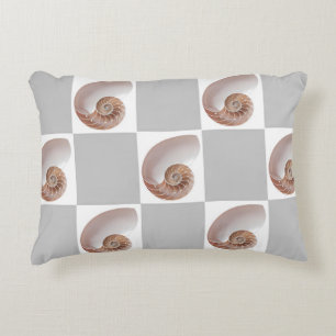Cojín Decorativo Patrón minimalista de conchas de porcelana en tabl