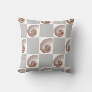 Cojín Decorativo Patrón minimalista de conchas de porcelana en tabl