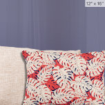 Cojín Decorativo Patrón moderno de monastera tropical<br><div class="desc">Eleva la decoración de tu habitación con nuestro Moderno almohada de estilo Monstera Tropical en Navy y Coral. Esta elegante funda de almohada acentuada de alta calidad combina con serenidad colores tranquilos y el encanto de las hojas de monstera. Es la adición perfecta a tu dormitorio con temática costera, sala...</div>