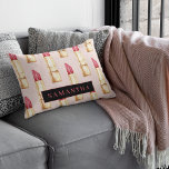 Cojín Decorativo Patrón moderno de pintalabios rosados y rojos con<br><div class="desc">Patrón moderno de pintalabios rosados y rojos con nombre</div>