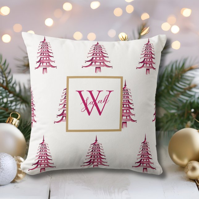 Cojín Decorativo Patrón Monogramado de Árbol de Navidad Pagoda Roja (Red Pagoda Christmas Tree Monogrammed Pattern Throw Pillow)