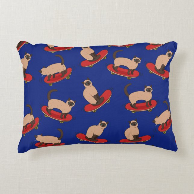 Cojín Decorativo Patrón sin foco con gatos siameses en patinetas. (Anverso)