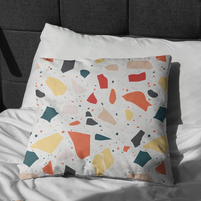 Cojín Decorativo Patrón Terrazo (Terrazzo Pillow On Bed)