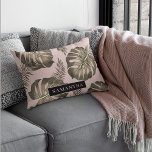 Cojín Decorativo Patrón y nombre de hojas de palma rosadas y dorada<br><div class="desc">El diseño de las hojas de palma rosadas y doradas Tropical presenta un diseño vibrante y exótico inspirado en la estética tropical. Los colores predominan en los tonos rosa y dorado, creando un ambiente lujoso y de diseño. El patrón consiste en hojas de palma representadas en una variedad de tamaños...</div>