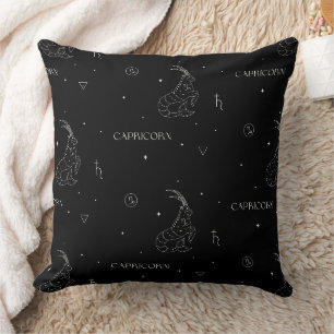 Cojín Decorativo Patrón Zodíaco de Capricornio en Blanco y Negro