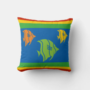 Cojín Decorativo peces azules, naranjas, amarillos y verdes en blan