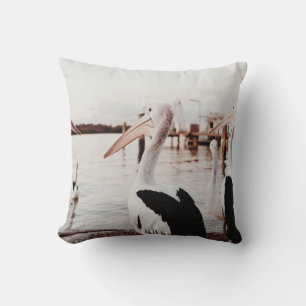 COJÍN DECORATIVO PELICANO BLANCO EN CUERPO DE AGUA DURANTE EL DÍA