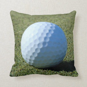 Cojín Decorativo Pelota de golf en la foto verde del primer