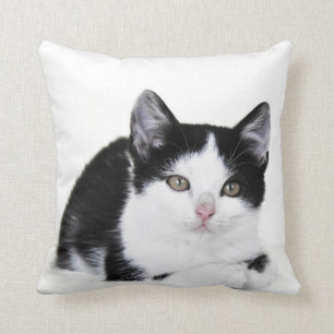Cojín decorativo pensativo blanco negro del gatito