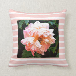 Cojín Decorativo Peonía de primavera romántica en franjas de foso