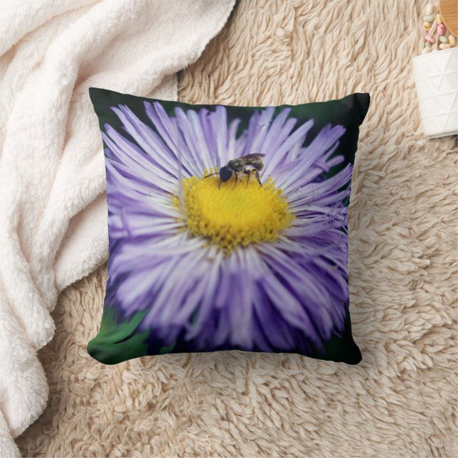 Cojín Decorativo Pequeña Abeja En La Flor De Aster Púrpura (Manta)