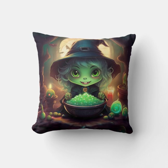 Cojín Decorativo Pequeña Bruja Verde Con Candía (Anverso)