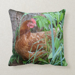 Cojín Decorativo Pequeña gallina roja en la hierba