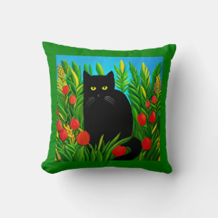 Cojín Decorativo Pequeño gato negro en un jardín de tulipanes