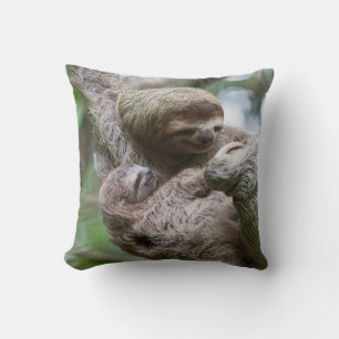 Cojín Decorativo Perezoso bebé con madre colgando de un árbol