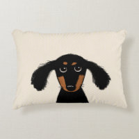 Perrito divertido de pelo largo de raza Dachshund