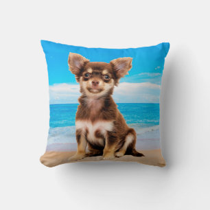 Cojín Decorativo Perro chihuahua sentado en playa tropical
