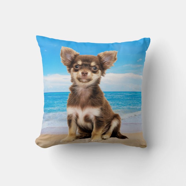 Cojín Decorativo Perro chihuahua sentado en playa tropical (Anverso)