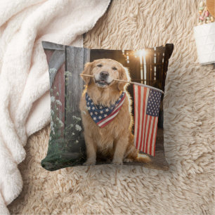 Cojín Decorativo Perro de aguas retriever dorado sosteniendo una ba
