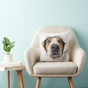 Cojín Decorativo Perro hebiondo mirando a través de un agujero de p