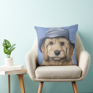 COJÍN DECORATIVO PERRO MARRÓN Y BLANCO CON GORRA AZUL