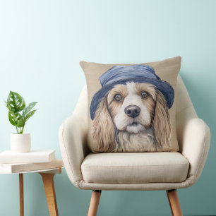 COJÍN DECORATIVO PERRO MARRÓN Y BLANCO CON GORRA AZUL