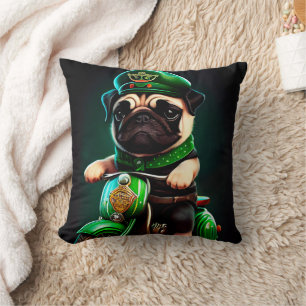 Cojín Decorativo Perro Pug conduciendo bicicleta día de San Patrici