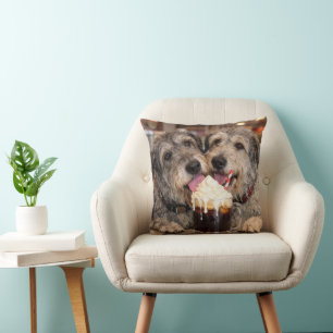 Cojín Decorativo Perros Irish Wolfhound disfrutando de un Root Beer