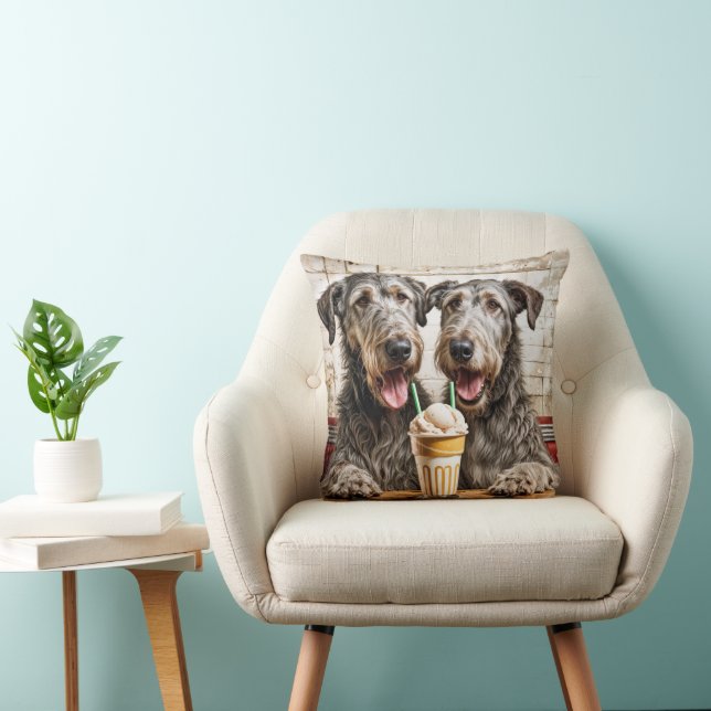 Cojín Decorativo Perros lobo irlandeses comparten un batido de lech (Silla)