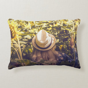 Cojín Decorativo Persona con gorra blanco al lado de campos de gira