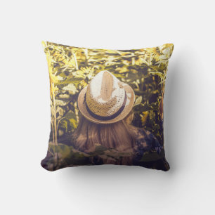 Cojín Decorativo Persona con gorra blanco al lado de campos de gira