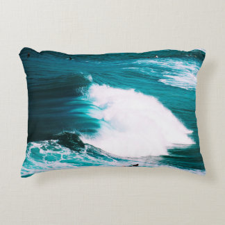 COJÍN DECORATIVO PERSONA EN SURFBOARD CON ONDAS DE OCÉANO