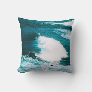 Cojín Decorativo Persona en tabla de surf con olas oceánicas