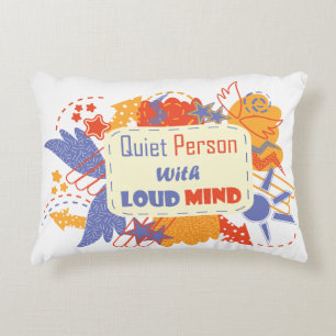 Cojín Decorativo Persona Silenciosa Con Mente Fuerte azul amarillo