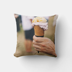 Cojín Decorativo Persona sosteniendo helado en el cono