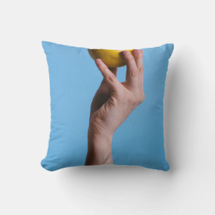 Cojín Decorativo Persona sosteniendo limón