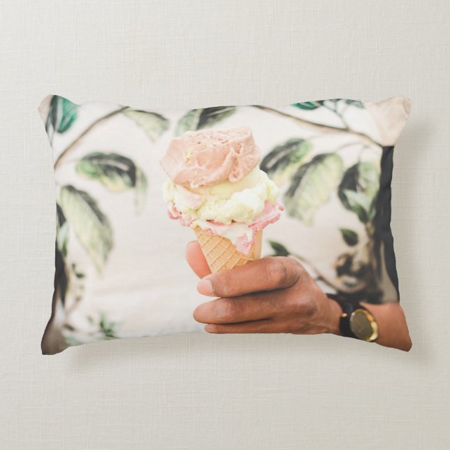 Cojín Decorativo Persona sosteniendo un cono de helado con tres sab (Anverso)