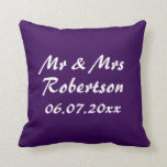Cojín Decorativo Personalice al Sr. y a la Sra. boda púrpura cremal<br><div class="desc">Personalizado Sr. y Sra. boda real púrpura zipper lanzar almohada. Añade tu propio apellido. cojines de almohadas personalizados para sofá, sofá o cama en la habitación. Diseño bonito con el nombre de una pareja recién casada. Decoración de casa elegante personalizada para novia y novio/esposo y esposa. Regalos de boda románticos...</div>