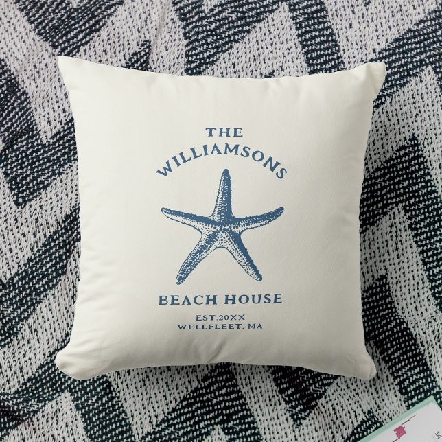 Cojín Decorativo Personalizado Blue Coastal Starfish Beach House (A white decorative pillow features a blue starfish design with text "The Williamsons Beach House")